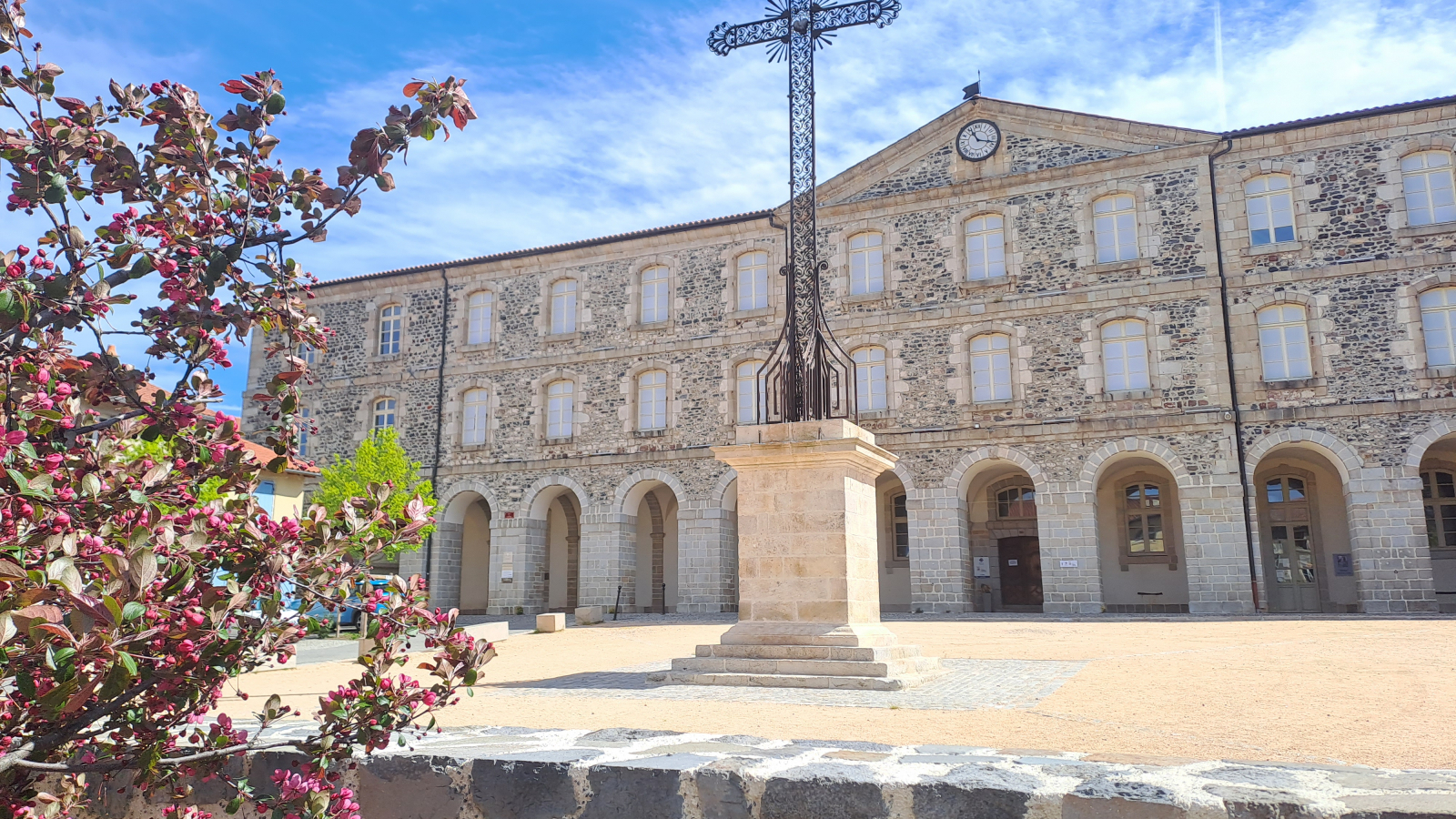 Place du Couvent Le Monasiter-sur-Gazeille